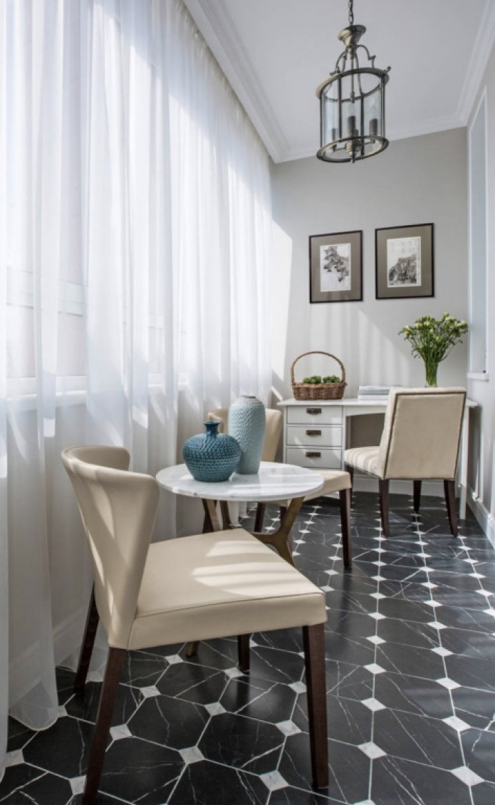 белые шторы на балконе