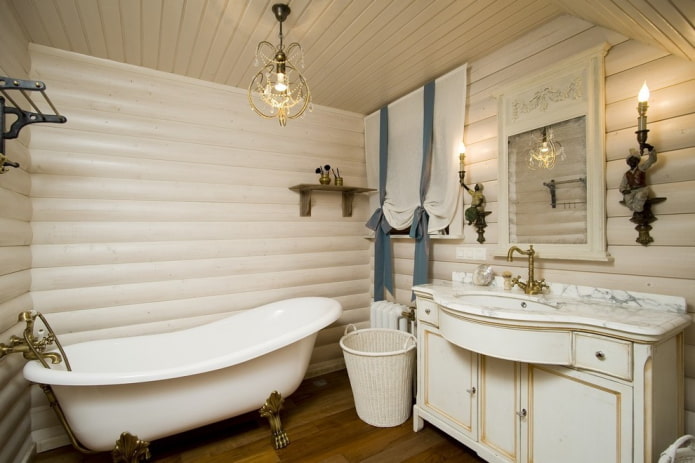 короткие занавески в ванной в деревянном доме