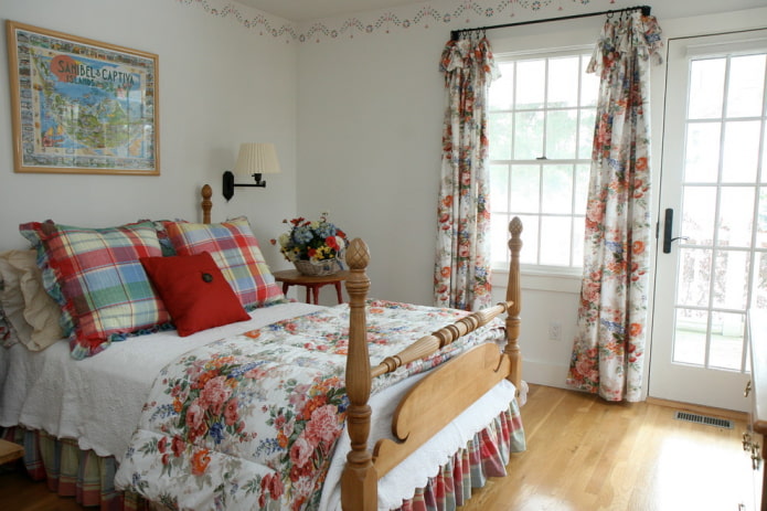 шторы с цветочным принтом в спальне