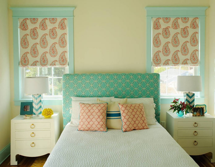 рулонные шторы с орнаментом пейсли в спальне