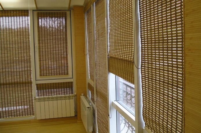 рулонные шторы из бамбука на балконе