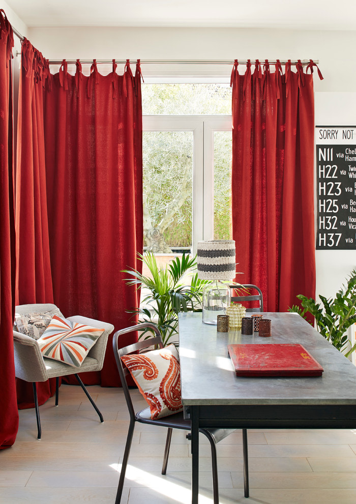 Красные шторы в интерьере: виды, ткани, дизайн, сочетание с обоями, декор, стиль
