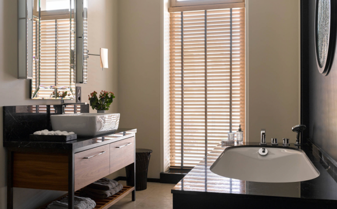 горизонтальные ламели в ванной комнате