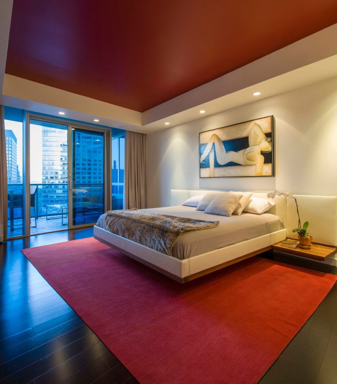 спальня с красным ковром в цвет потолка