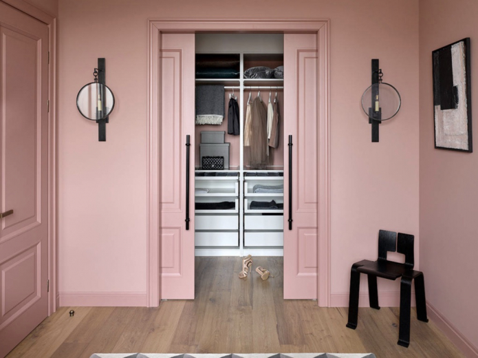 розовые двери