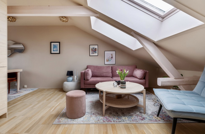 розовый диван