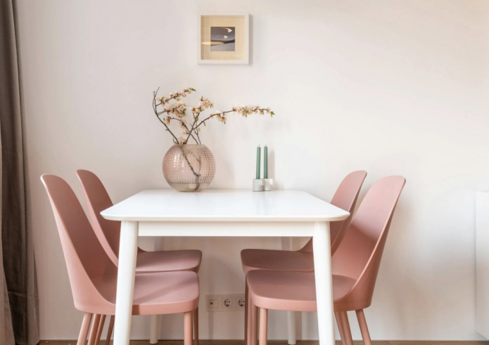 розовые стулья