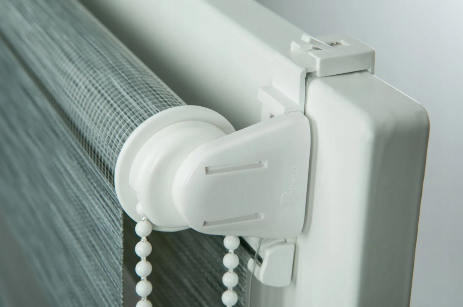 Как крепить рулонные шторы на пластиковые окна и стену? – 4 пошаговые .