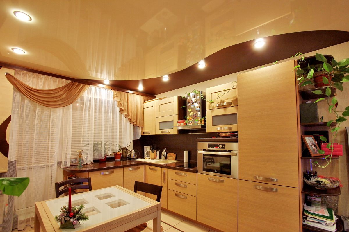 Спаянный натяжной потолок в два цвета в кухне бежевый с коричневым
