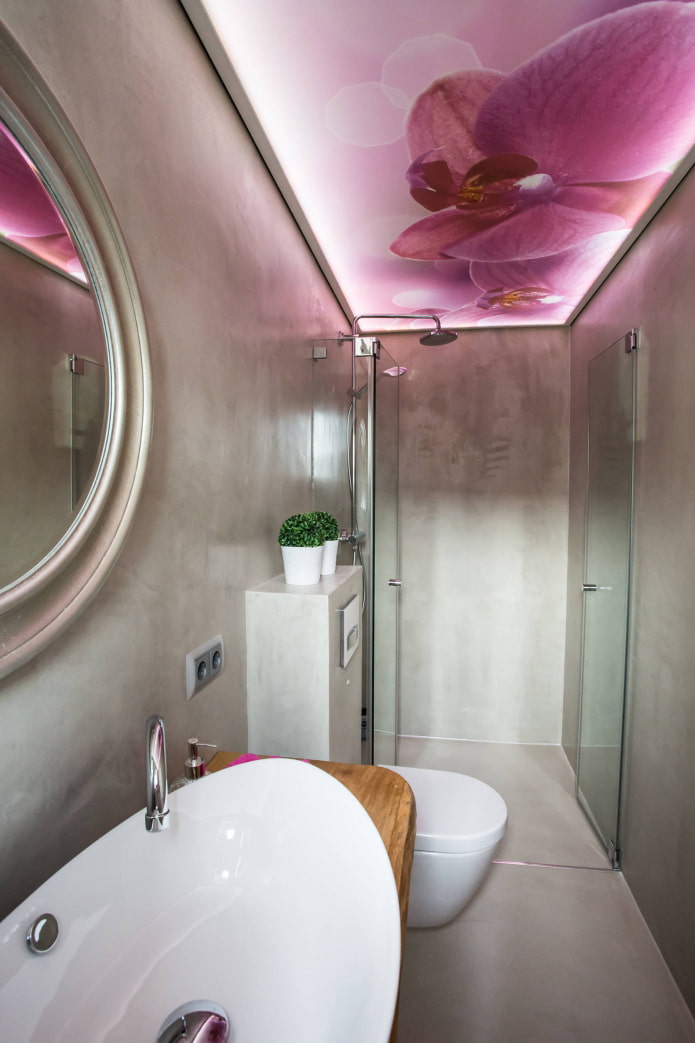 розовое потолочное покрытие в ванной