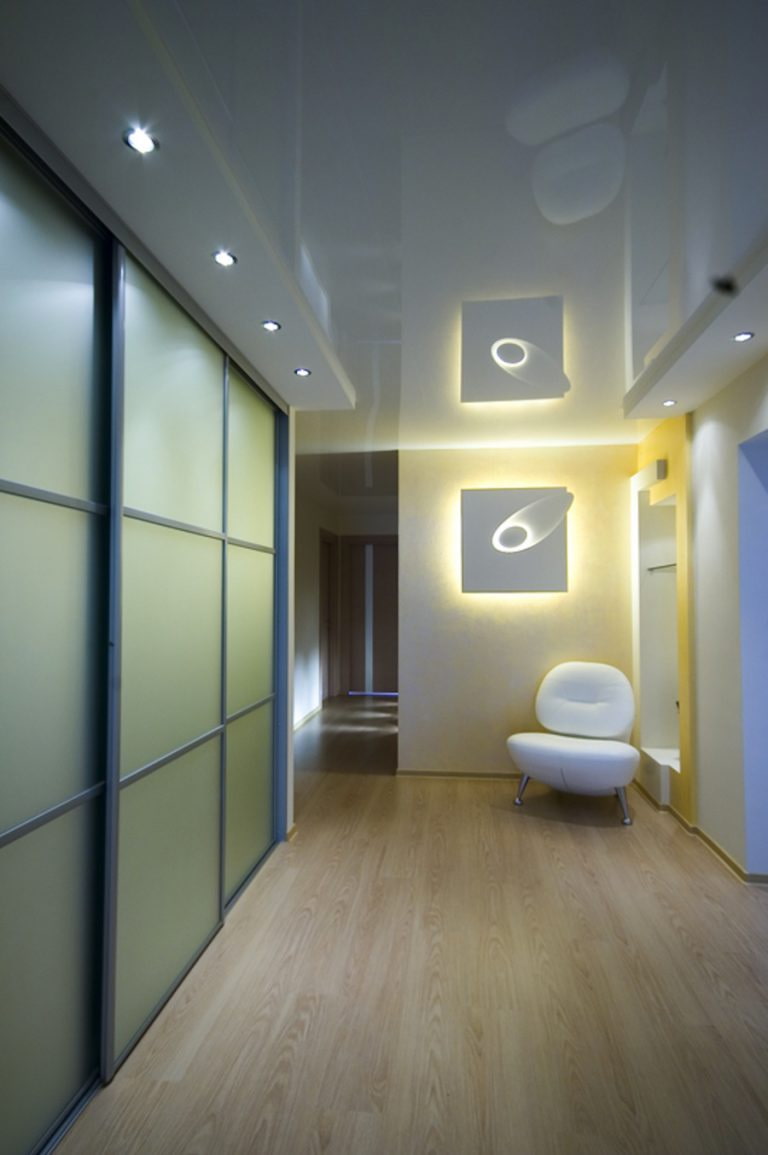 Натяжные потолки в коридоре — фото современных идей дизайна