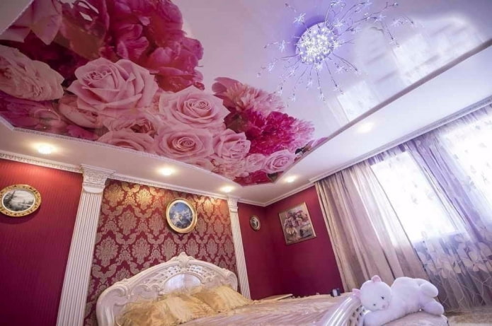 розовая потолочная конструкция с фотопечатью