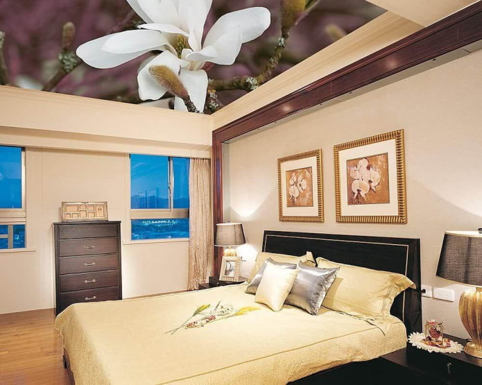 потолок с изображением цветка в спальне