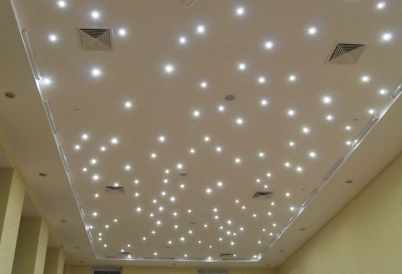Натяжной потолок с маленькими светодиодами