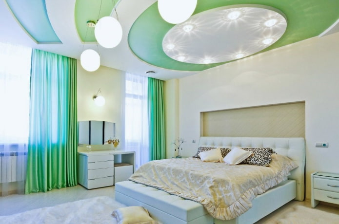 двухцветная натяжная конструкция в спальне
