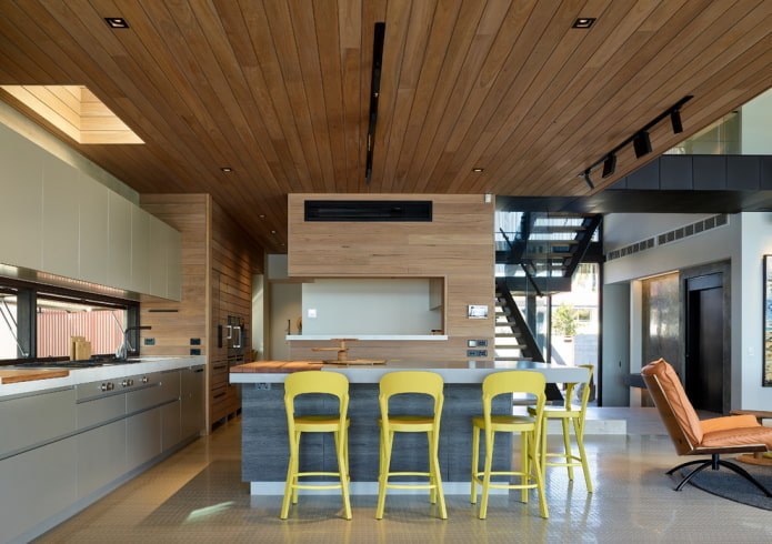 потолок из дерева в интерьере кухни