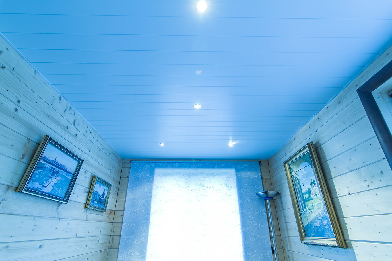 Потолок пвх в комнате. Голубой потолок. Голубой натяжной потолок. Подвесной потолок из пластиковых панелей. Реечный потолок голубой.