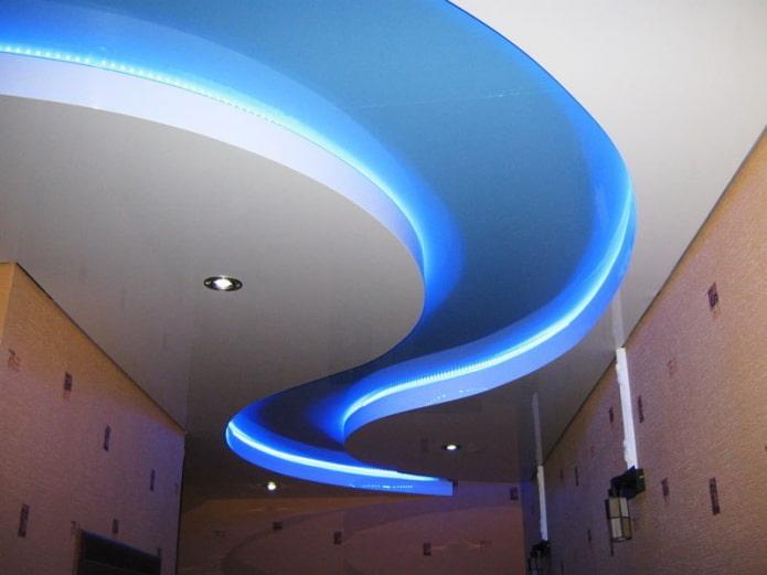 бело-голубая потолочная конструкция с подсветкой