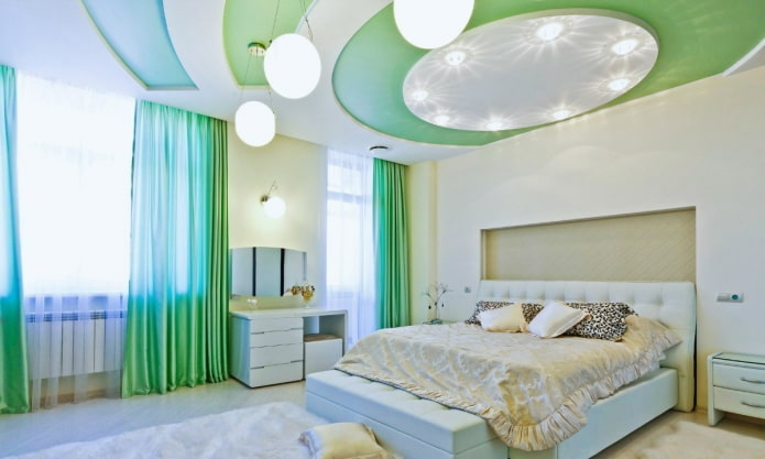 бело-зеленая потолочная конструкция в спальне