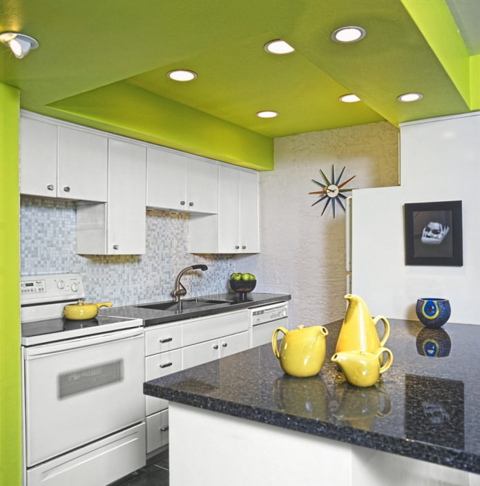 зеленая потолочная конструкция на кухне