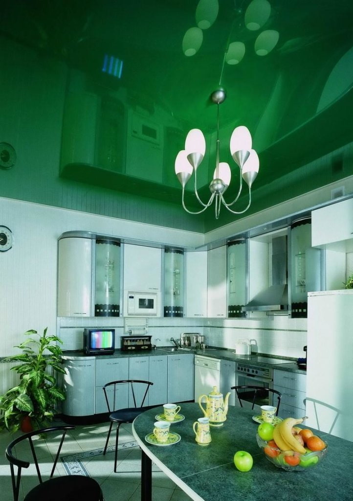 Натяжные потолки зелёного цвета: особенности, область применения