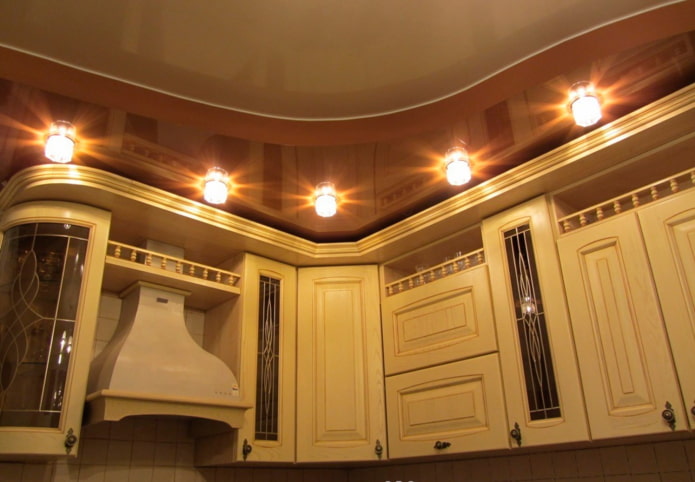 коричневая потолочная конструкция со светильниками