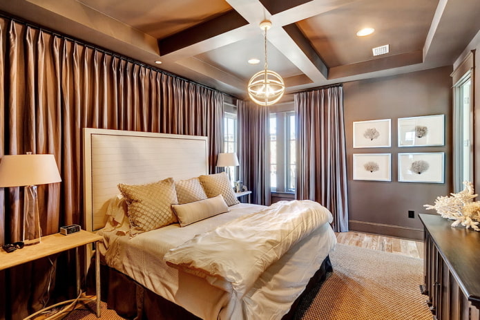 потолочная конструкция коричневого цвета в спальне