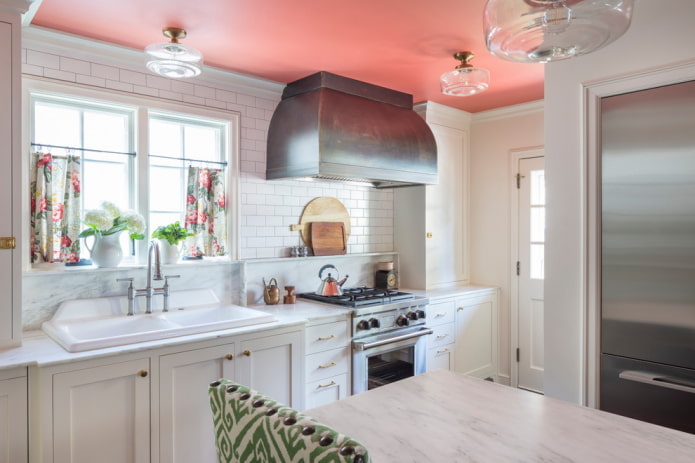 розовое потолочное покрытие на кухне