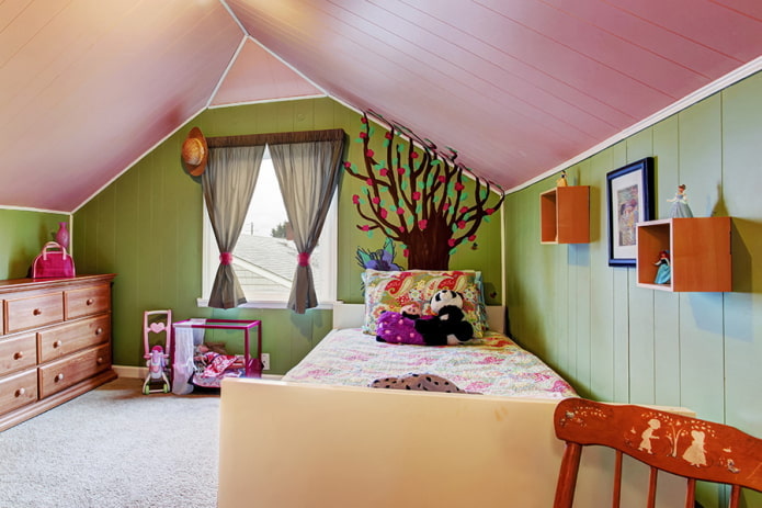розовое потолочное покрытие с зелеными стенами