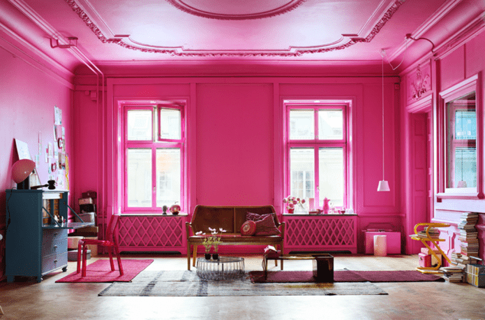 розовая потолочная конструкция с лепниной