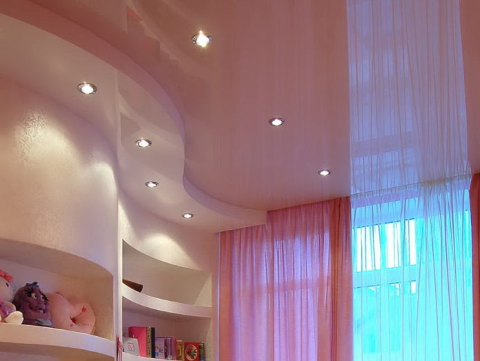 розовая двухуровневая потолочная конструкция