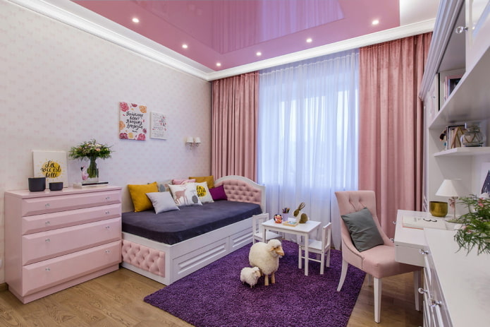 розовый натяжной потолок в детской