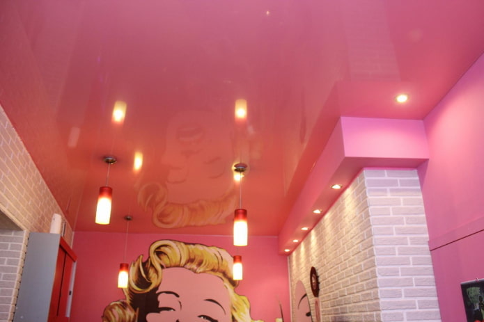 розовая потолочная конструкция со светильниками