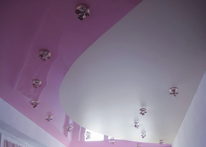 серо-розовая потолочная конструкция