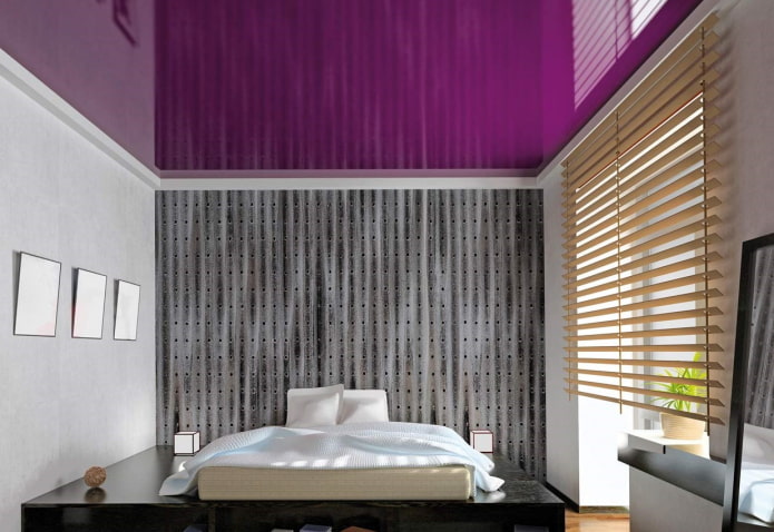 фиолетовое натяжное полотно из глянца в спальне