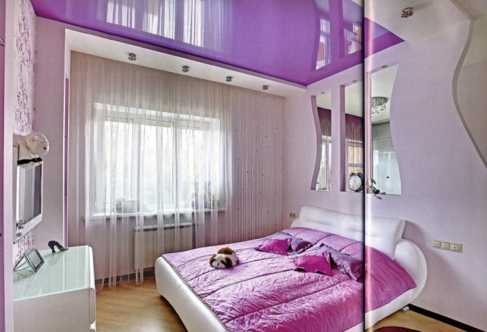 потолок фиолетового цвета в спальне