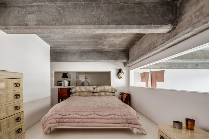 бетонный потолок в интерьере спальни