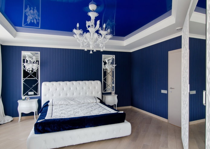 потолок синего цвета в интерьере спальни