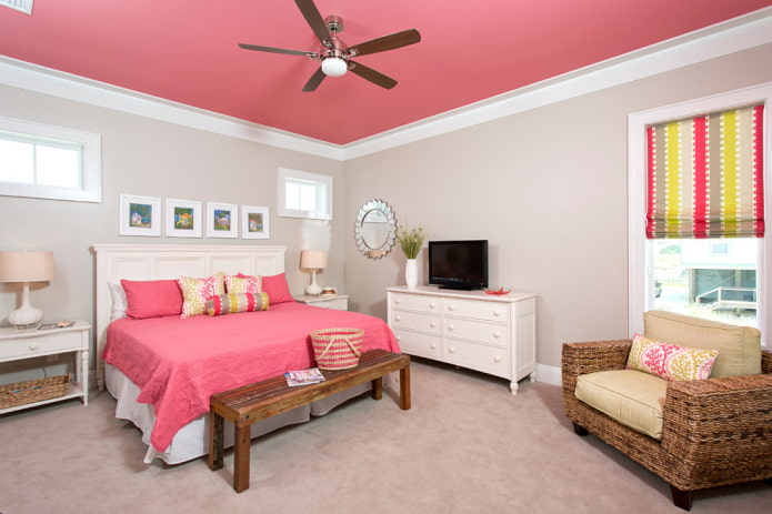 потолок розового цвета в интерьере спальни