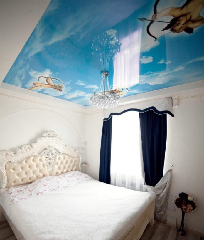 фотопечать на потолке в интерьере спальни