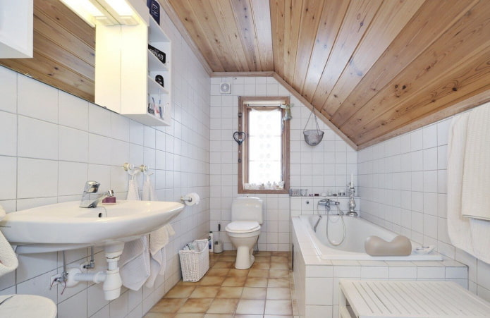 деревянный потолок в ванной на мансардном этаже