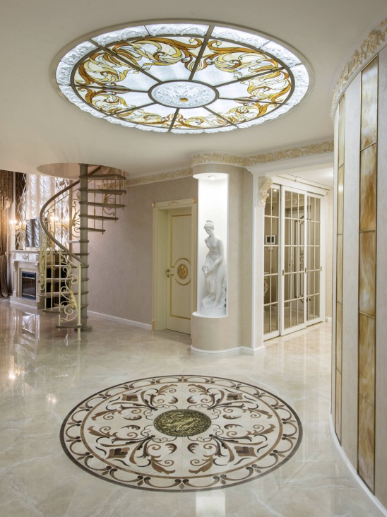 Витражный потолок в прихожей Витражный потолок в прихожей