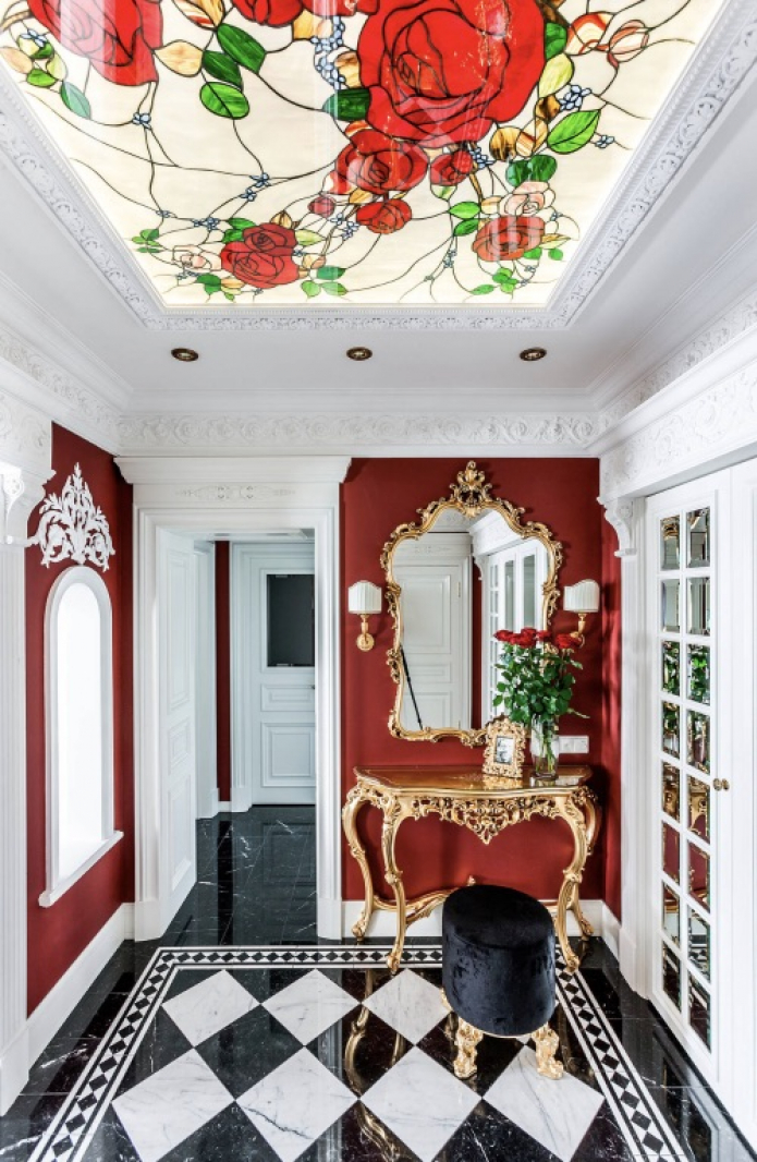 Витражный потолок в прихожей Витражный потолок в прихожей