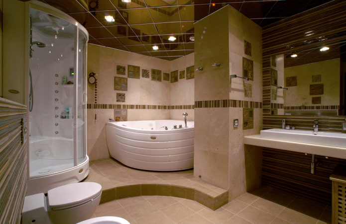 зеркальная потолочная конструкция в ванной