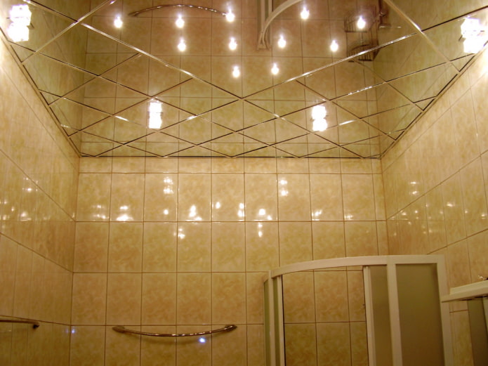 зеркальная потолочная конструкция с точечным освещением
