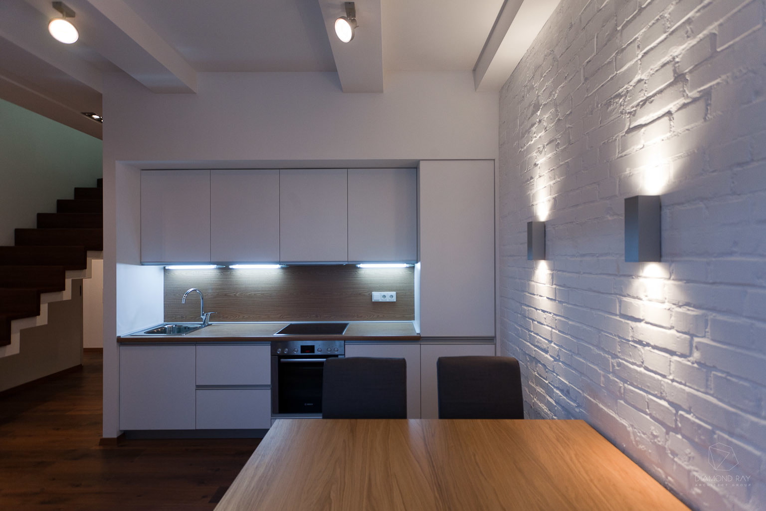 Светильники на кухне в интерьере на стене - фото