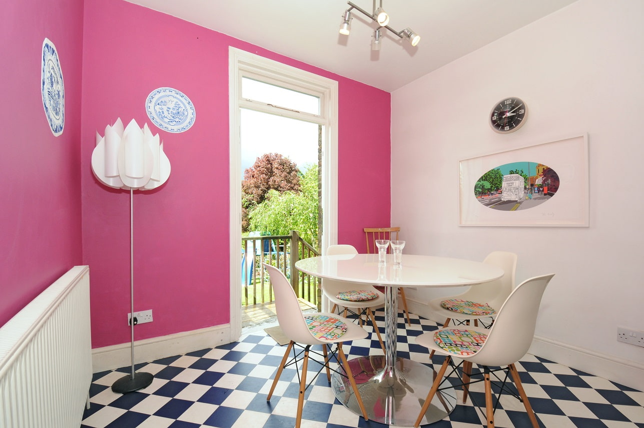 Дизайн покраски кухни. Яркие стены в интерьере. Покрашенные стены в интерьере. Цветные стены в интерьере. Розовые стены в интерьере.