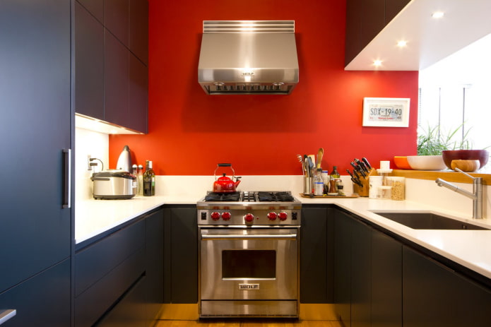 красные стены в интерьере кухни