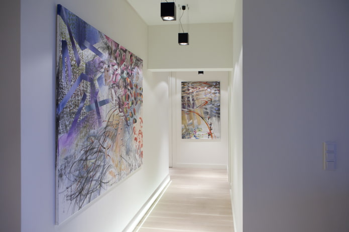 абстрактные картины в интерьере коридора