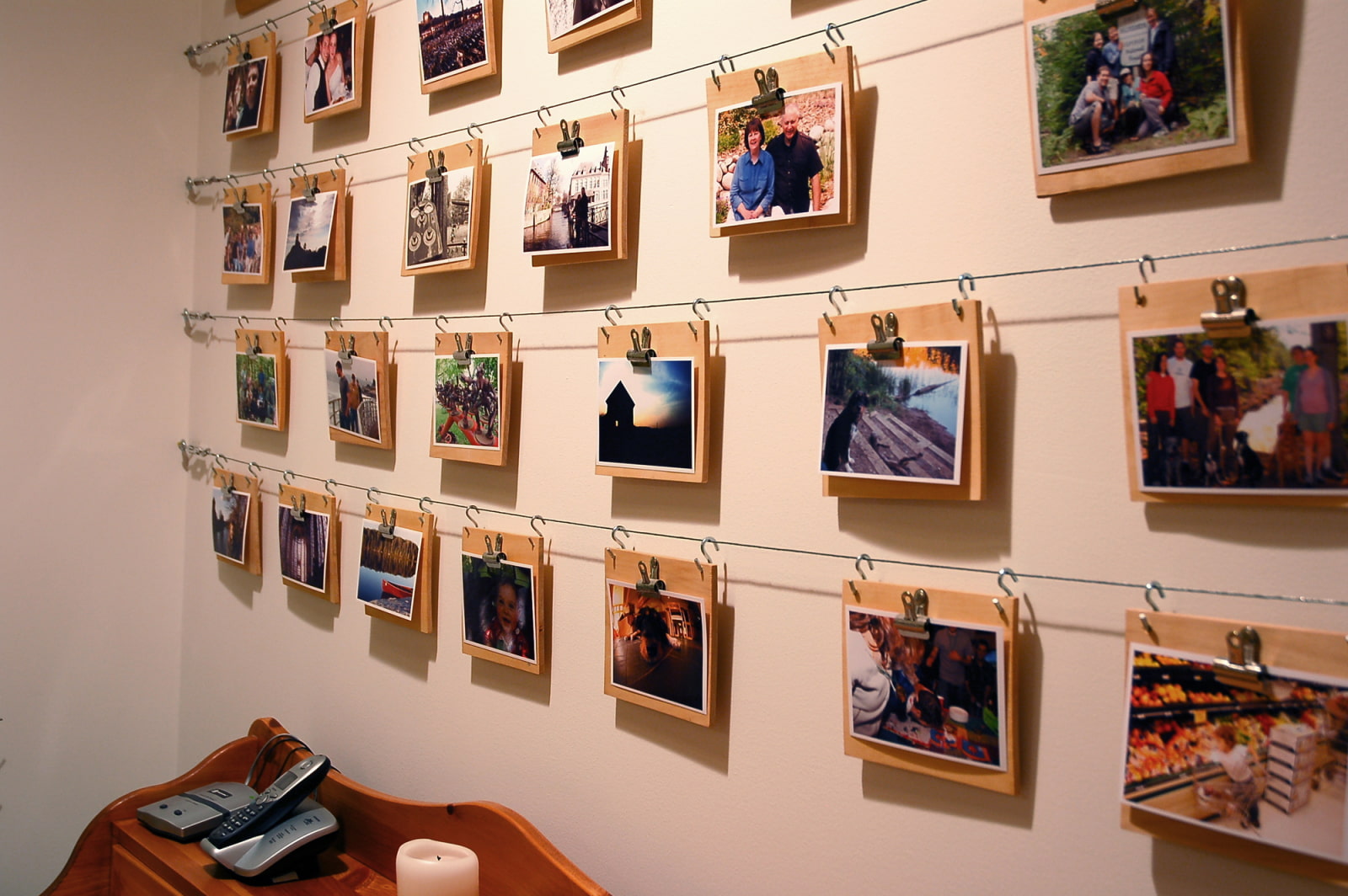 Оформление стены фотографиями: 60+ фото, красивые идеи в рамках, на  прищепках и др.